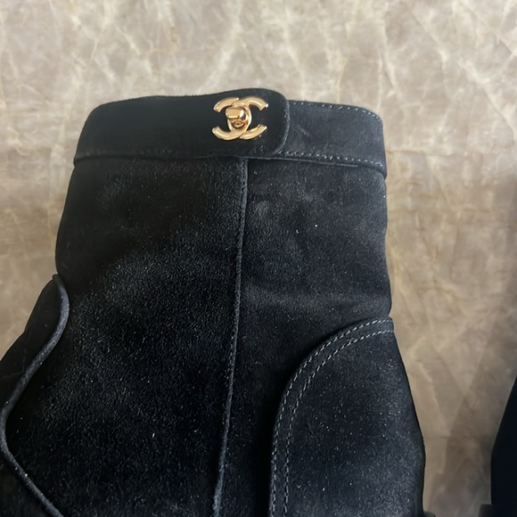 CC Chanel Suede Cap Toe Quilted Turnlock 1” Inch Stacked Heel Ankle Boots Sz 41 - Picture 14 of 15